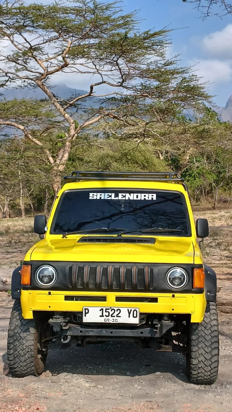 Armada Jeep 4x4 Kuning siap melintasi rute Taman Nasional Baluran
